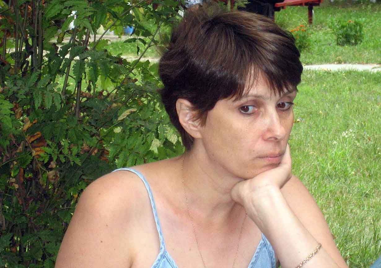 Слегка опущены ресницы